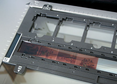 Монтажная рамка позволяет работать с отрезками 35-миллиметровой пленки и со слайдами в пластиковых рамках