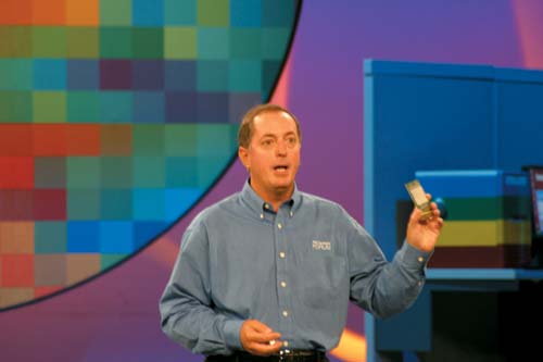 Пол Отеллини демонстрирует первый двухъядерный процессор Montecito