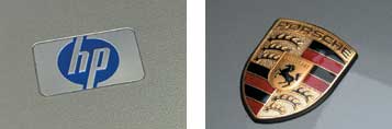 Рельефный логотип на крышке лотка по стилю весьма напоминает эмблему на капоте автомобиля