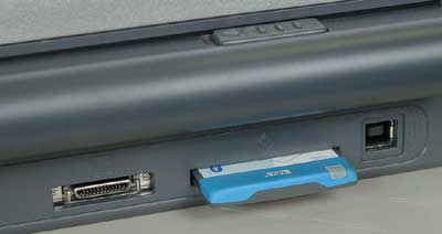 Интерфейсные разъемы параллельного порта и USB, а также Bluetooth-адаптер, установленный в слот CompactFlash 