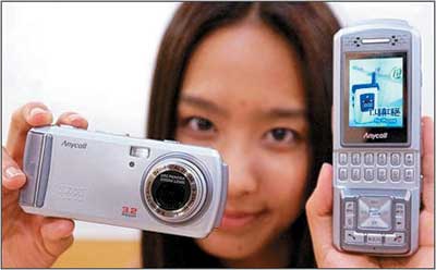 Новый мобильный телефон Samsung SPH-2300 оснащен встроенной камерой с 3,2-мегапиксельным сенсором и объективом с трехкратным оптическим зумом