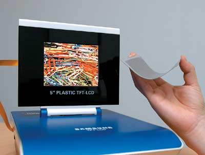 Прототип цветного ЖК-дисплея, изготовленного на гибкой пластиковой подложке (фото Samsung Electronics)