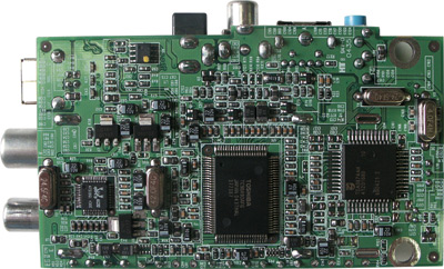 Печатная плата ТВ-тюнера, на которой видны процессор Toshiba TC90A92AFG, декодер Philips TDA9874A и AC’97-кодек Realtek ALC202