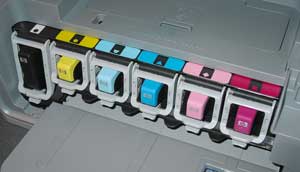 В принтере используется система раздельных чернильных картриджей