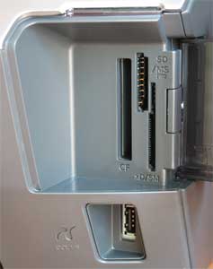 Слоты для установки карт памяти и порт хост-контроллера USB