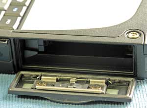 У Panasonic Toughbook CF-18 все разъемы и слот для PCMCIA закрыты герметичными заглушками
