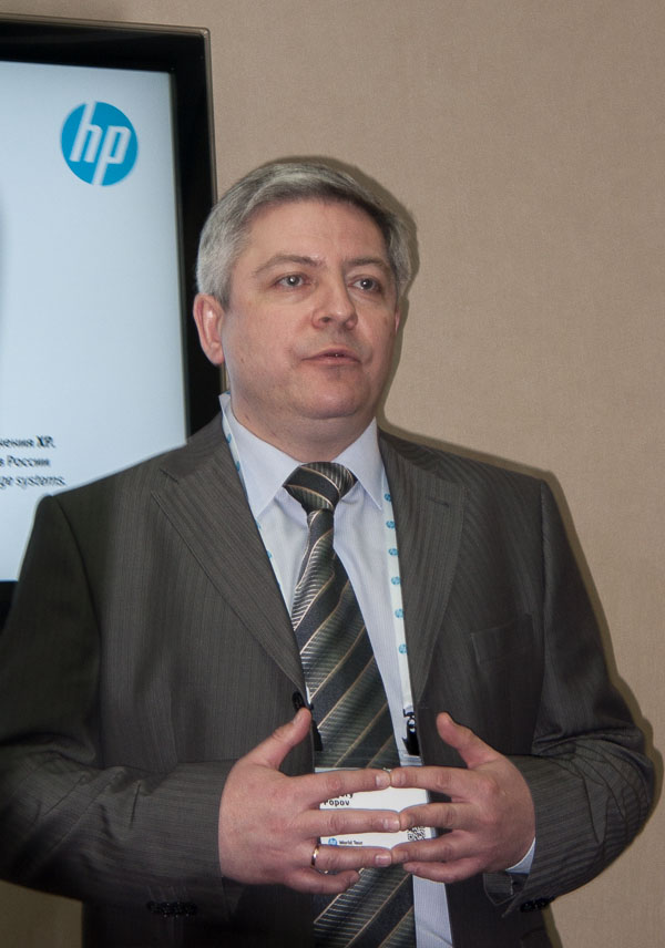 Григорий Попов, директор департамента систем хранения данных HP в России, представляет участникам пресс-конференции инновационную систему хранения данных HP XP7 Storage