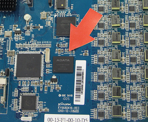 Микросхема  встраиваемого SSD-накопителя ADATA IUSS312 емкостью 128 Гбайт на системной плате сетевого устройства