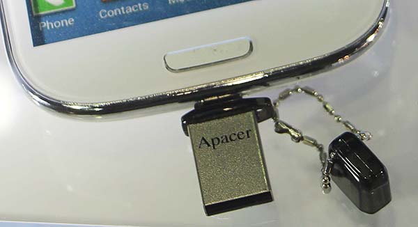 Миниатюрная USB-флэшка Apacer AH173 с двумя разъемами