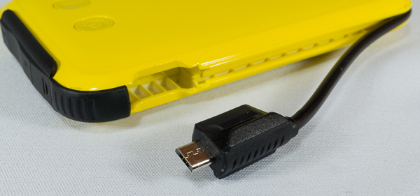 Менее мощный выход оборудован встроенным кабелем со штекером microUSB, который убирается в нишу на боковине корпуса