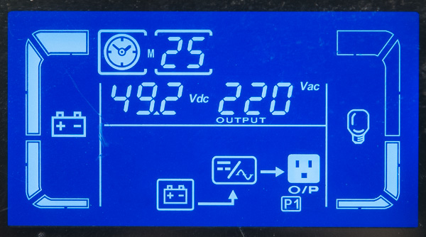 Отображение информации на встроенном дисплее ИБП при питании от батарей