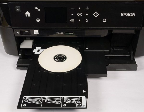 Загрузка оптического диска в тракт печатающего механизма осуществляется со стороны приемного лотка