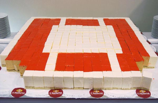 Праздничный торт в форме логотипа OpenStack