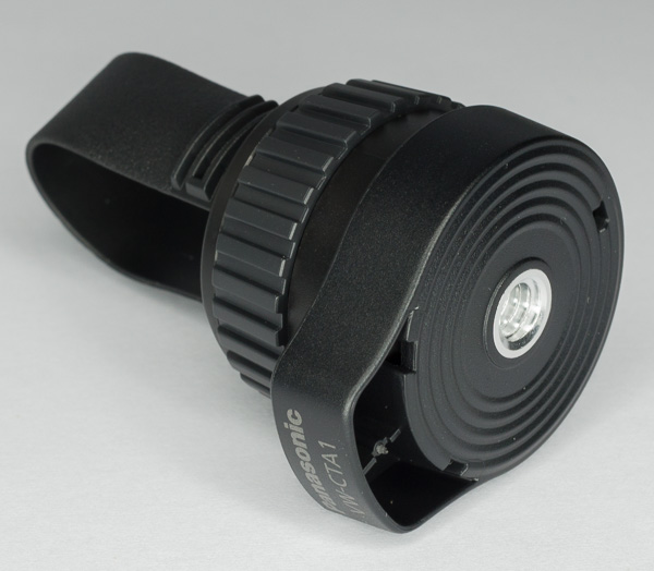 Входящее в комплект поставки Panasonic HX-A1M приспособление для установки камеры на стандартный штатив