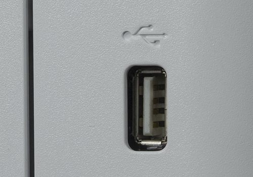 На передней панели корпуса имеется порт USB для подключения портативных накопителей