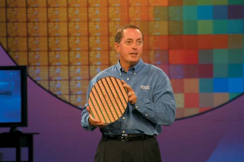 Пол Отеллини демонстрирует пластину, выполненную по 65-нанометровому технологическому процессу