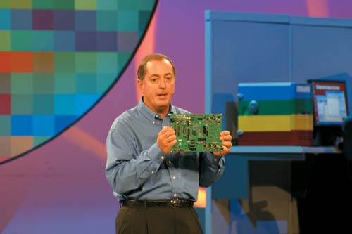 Пол Отеллини демонстрирует первое решение на основе чипа Rosedale
