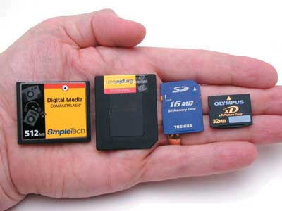 Карты памяти различных форматов (слева направо): CompactFlash, SmartMedia, SD и xD-Picture