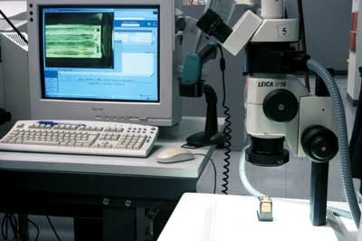 Пост контроля качества. Мощный микроскоп позволяет детально рассмотреть установленную на картридже печатающую головку 