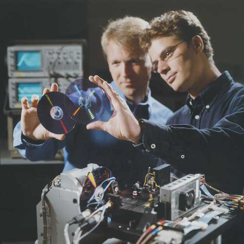 Лабораторная установка для исследования свойств двуслойных записываемых дисков (фото — Philips)