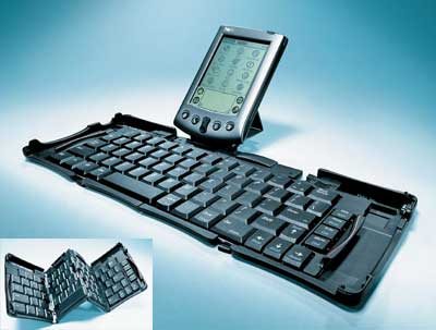Palm Portable Keyboard мало чем отличается от клавиатуры полноформатного ноутбука, а в сложенном виде легко умещается в кармане