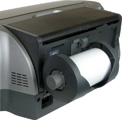 Рулонная бумага закрепляется со стороны задней панели принтера