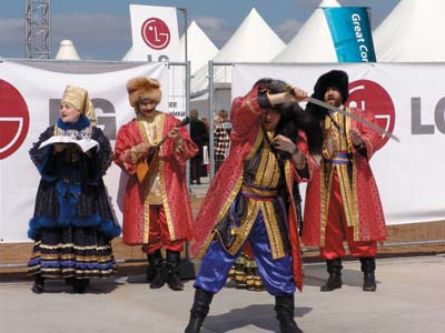 Церемония проходила в лучших российских традициях, с плясками казаков