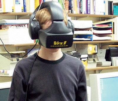 Рис. 2. Игрок в «шлеме виртуальной реальности» VFX-1