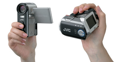 JVC Everio GZ-MC200 отличается от JVC Everio GZ-MC100 только горизонтальной формой
