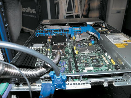 Охлаждаемый сервер: на фотографии видна тепловая трубка, отводящая тепло от двух процессоров и северного моста к колонне охлаждения