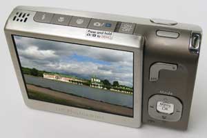 Размеры экрана 3-дюймового дисплея физически не позволяют оснастить компактный цифровой аппарат оптическим видоискателем