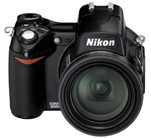 Цифровая фотокамера Nikon Coolpix 8800, оснащенная объективом с 10-кратным оптическим зумом и системой стабилизации изображения Nikon VR