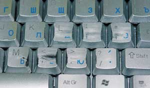 Тонкий слой «серебрянки» на клавишах клавиатуры SVEN Multimedia ALM 4502 легко стирается вместе с буквами
