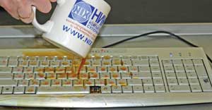 Заливание клавиатур кофеем