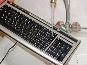 Клавиатуры принимают водные процедуры