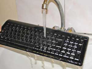 Клавиатуры принимают водные процедуры
