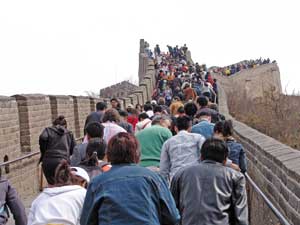 На Великой Китайской стене всегда много туристов, особенно китайцев