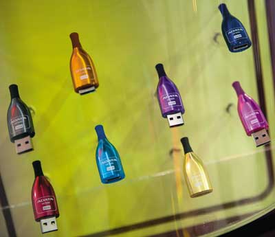 Флэшки ADATA DashDrive UC500 в форме винных бутылок