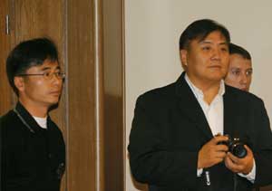 Г-н Ким — вице-президент компании LG Electronics (справа) и Г-н Ким —генеральный менеджер отдела стратегической информационной продукции LG Electronics