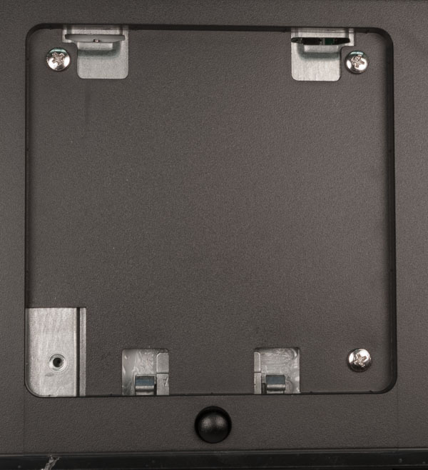 Монтажная площадка на задней панели корпуса монитора. Снизу находится кнопка, разблокирующая фиксаторы
