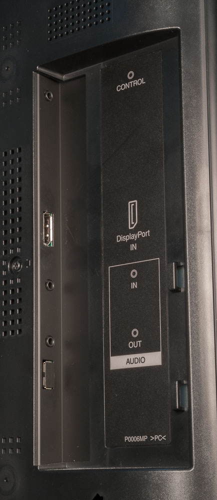 Ниша с разъемами видеовхода, звуковых входа и  выхода, а также последовательного порта находится справа на задней панели  корпуса монитора