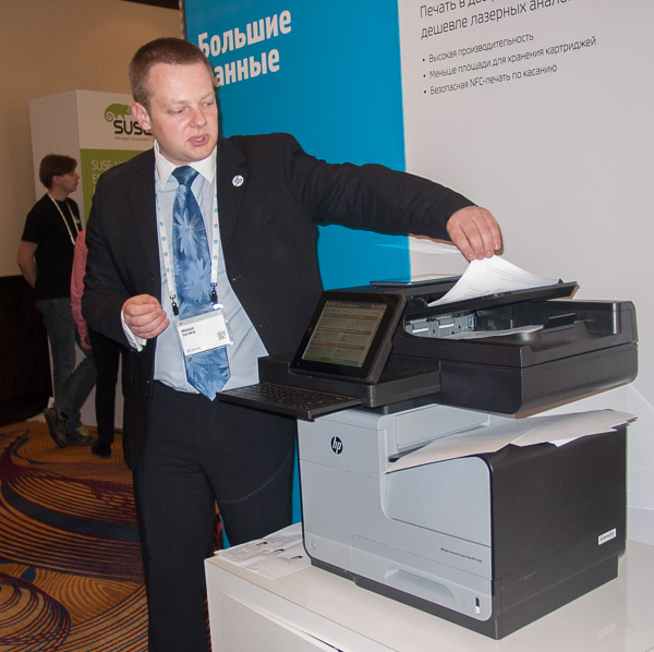 Михаил Сорокин, менеджер по развитию категории «Лазерные принтеры HP», демонстрирует представителям СМИ возможности МФУ HP Officejet Enterprise Color MFP X585