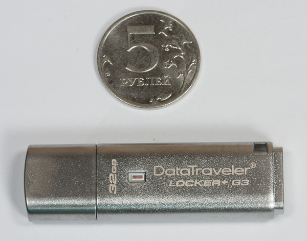 Размеры корпуса Kingston DataTraveler Locker+ G3 в сравнении с 5-рублевой монетой