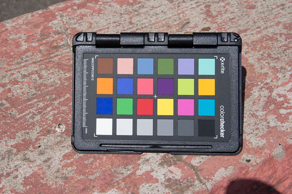 Снимок калибровочной  таблицы X-Rite ColorChecker Passport, сделанный днем при естественном освещении