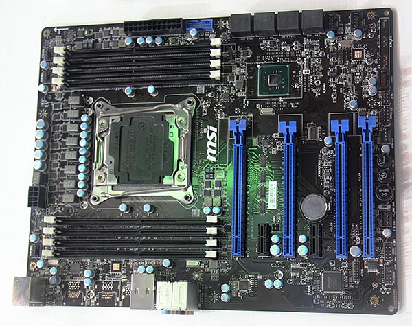 Прототип системной платы на базе чипсета Intel X99 Express, оборудованный  восемью слотами для модулей памяти типа DDR4