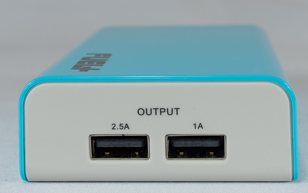 Для подключения заряжаемых устройств имеются две розетки USB Type A, установленные в одном из торцов корпуса