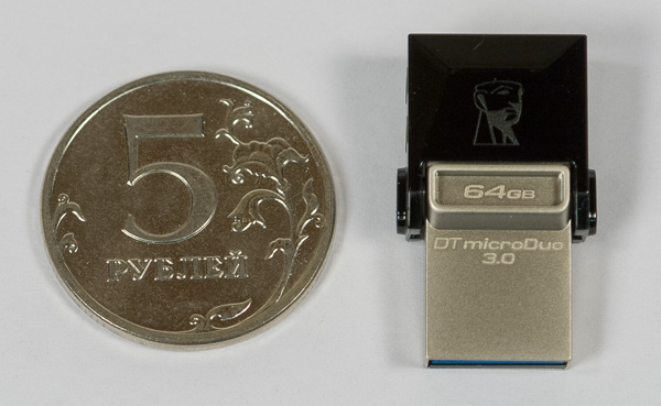 Размеры накопителя DataTraveler microDuo 3.0 в сравнении с 5-рублевой монетой