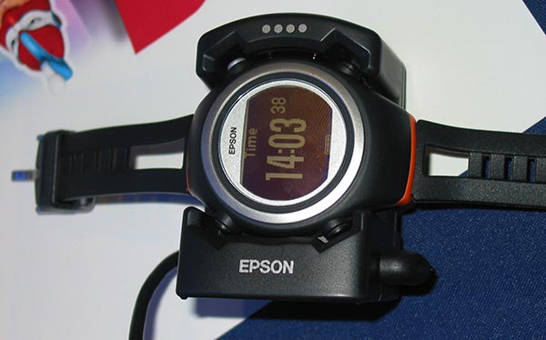 Часы Epson Runsense SF-510 в док-станции, обеспечивающей подключение к ПК и подзарядку