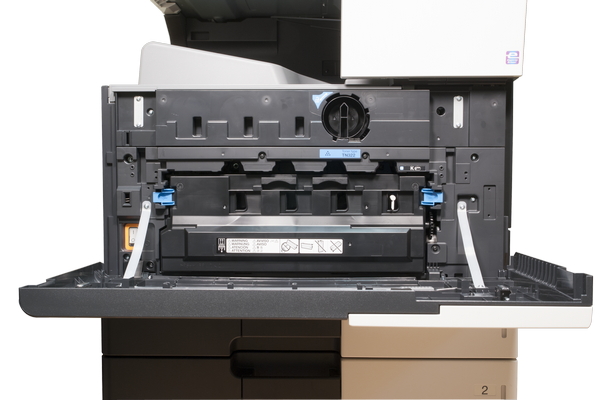 Доступ к емкости с тонером и заменяемым узлам печатающего механизма обеспечивает крышка на передней панели корпуса