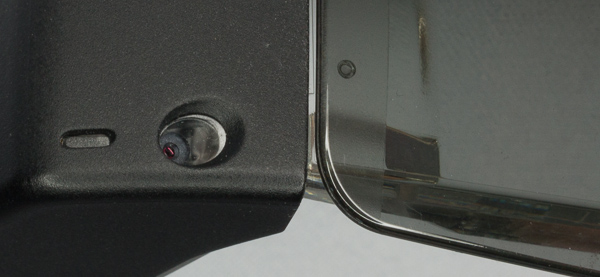 Камера встроена в оправу очков с правой стороны (относительно пользователя)